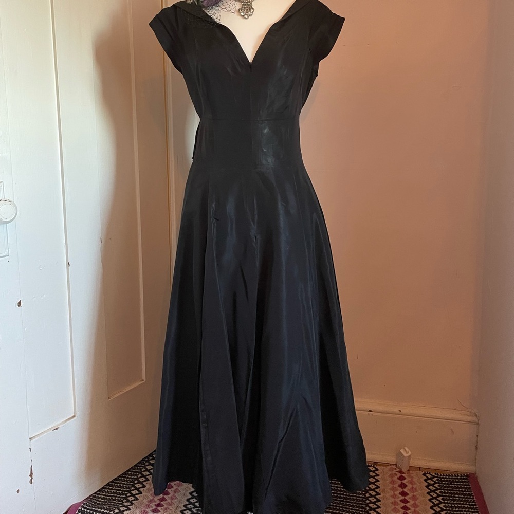 True 1950’s Vintage Jean Allen London dress, full circle skirt with pleats!